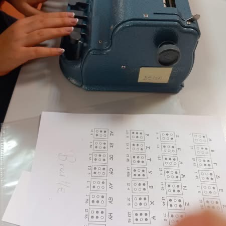 οι μαθητές ενημερώνονται για τη γραφή Braille