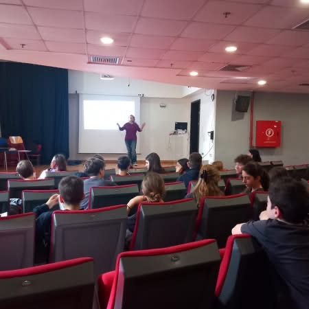 Οι μαθητές ενημερώθηκαν για τις Υπηρεσίες που προσφέρει το ΚΕΑΤ και γνώρισαν το σύστημα της γραφής και ανάγνωσης  και τη σημασία της, από την Φιλόλογο του Κέντρου μας κα Νίκη Πατάκα.