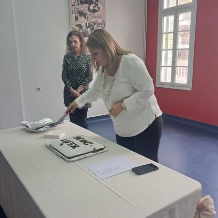 ε η καθιερωμένη κοπή της πρωτοχρονιάτικης πίτας από την Διοικήτρια & Πρόεδρο του Δ.Σ. του Κ.Ε.Α.Τ. κα Σοφία-Λευκή Χαμονικολάου, παρουσία του μέλους του Δ.Σ. κου Βασιλείου Νικόλαου, κας Παγούνης Αναστασίας και των εργαζομένων