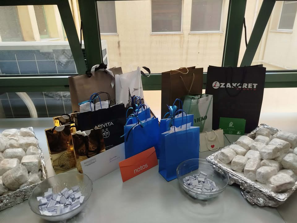 Η Διοικήτρια και Πρόεδρος Δ.Σ. του ΚΕΑΤ κα Σοφία- Λευκή Χαμονικολάου μετά τη κοπή της πίτας πραγματοποίησε κληρώσεις δώρων για τους εργαζόμενους και ωφελούμενους του ΚΕΑΤ.