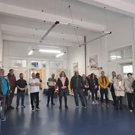 Οι εργαζόμενοι στο Παράρτημα του ΚΕΑΤ στην Θεσσαλονίκη στην κοπή της πίτας.