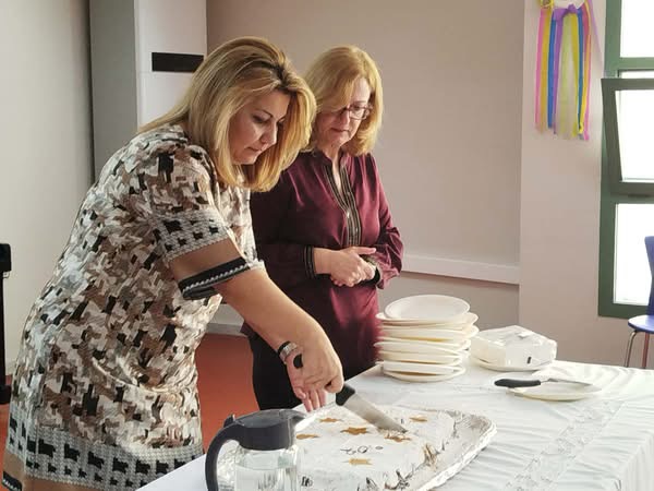 Η Διοικήτρια και Πρόεδρος Δ.Σ. του ΚΕΑΤ κα Σοφία- Λευκή Χαμονικολάου και η Προϊσταμένη Διεύθυνσης Διοικήσεως ΚΕΑΤ κα Αζούκη Μαρία κόβουν την πίτα