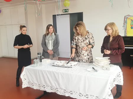 Η Διοικήτρια και Πρόεδρος Δ.Σ. του ΚΕΑΤ κα Σοφία- Λευκή Χαμονικολάου και οι εργαζόμενοι του ΚΕΑΤ κόβουν την πίτα