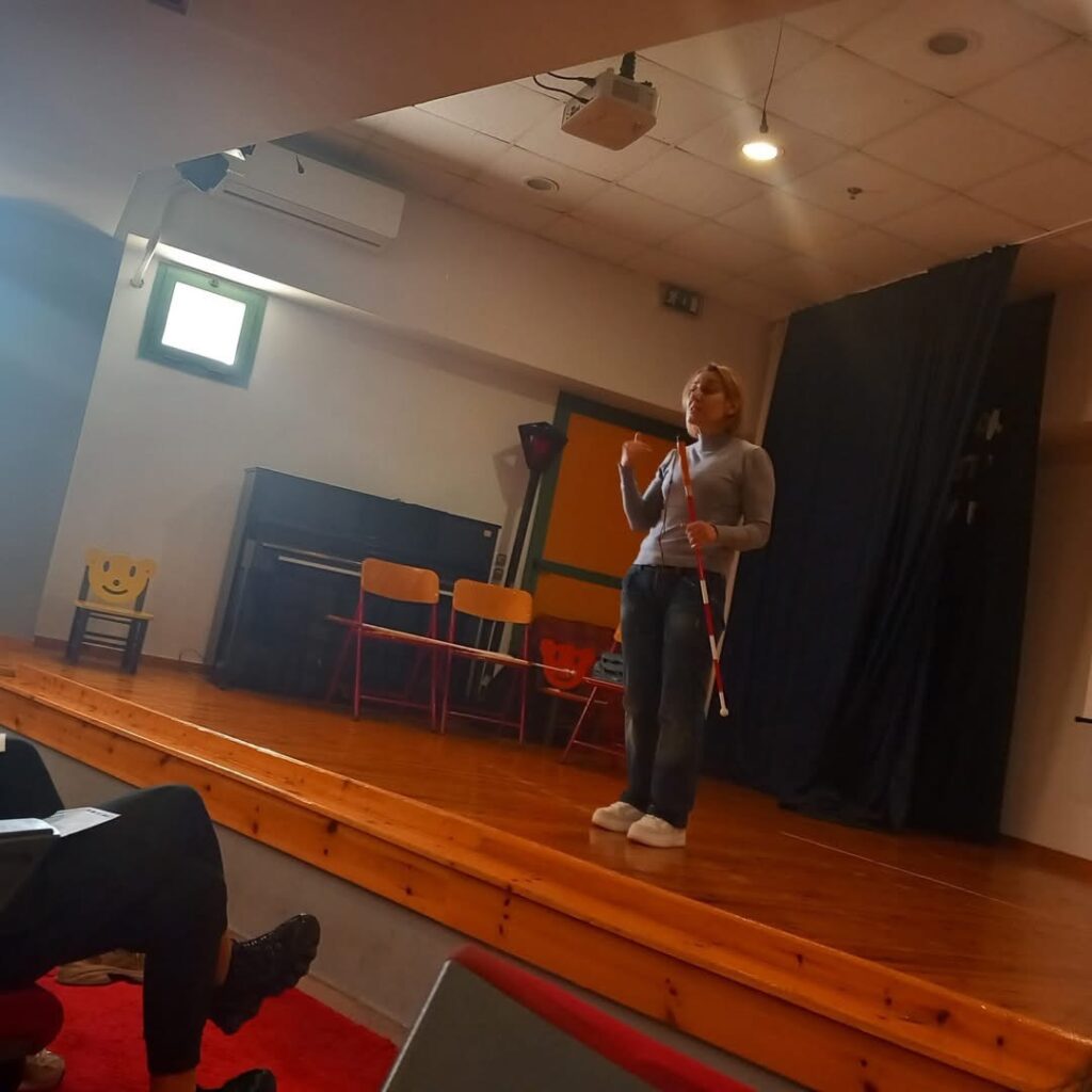 Οι μαθητές είχαν την ευκαιρία να γνωρίσουν από κοντά τον τρόπο εκπαίδευσης και υποστήριξης ατόμων με αναπηρία στην όραση, να ενημερωθούν για τη γραφή Braille, την καθημερινότητα τους, να γνωρίσουν   τις τεχνικές προσανατολισμού και κινητικότητας και να κατανοήσουν τη σημασία της αυτονομίας και ισότιμης συμμετοχής