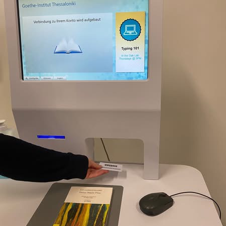 Διερεύνηση μεθόδων προσβασιμότητας των ωφελούμενων στον κατάλογο των βιβλίων η Υπεύθυνη της Βιβλιοθήκης κα Vranos παρουσίασε το σύγχρονο σύστημα  Δανεισμού βιβλίων, μέσω ηλεκτρονικής κάρτας δανεισμού