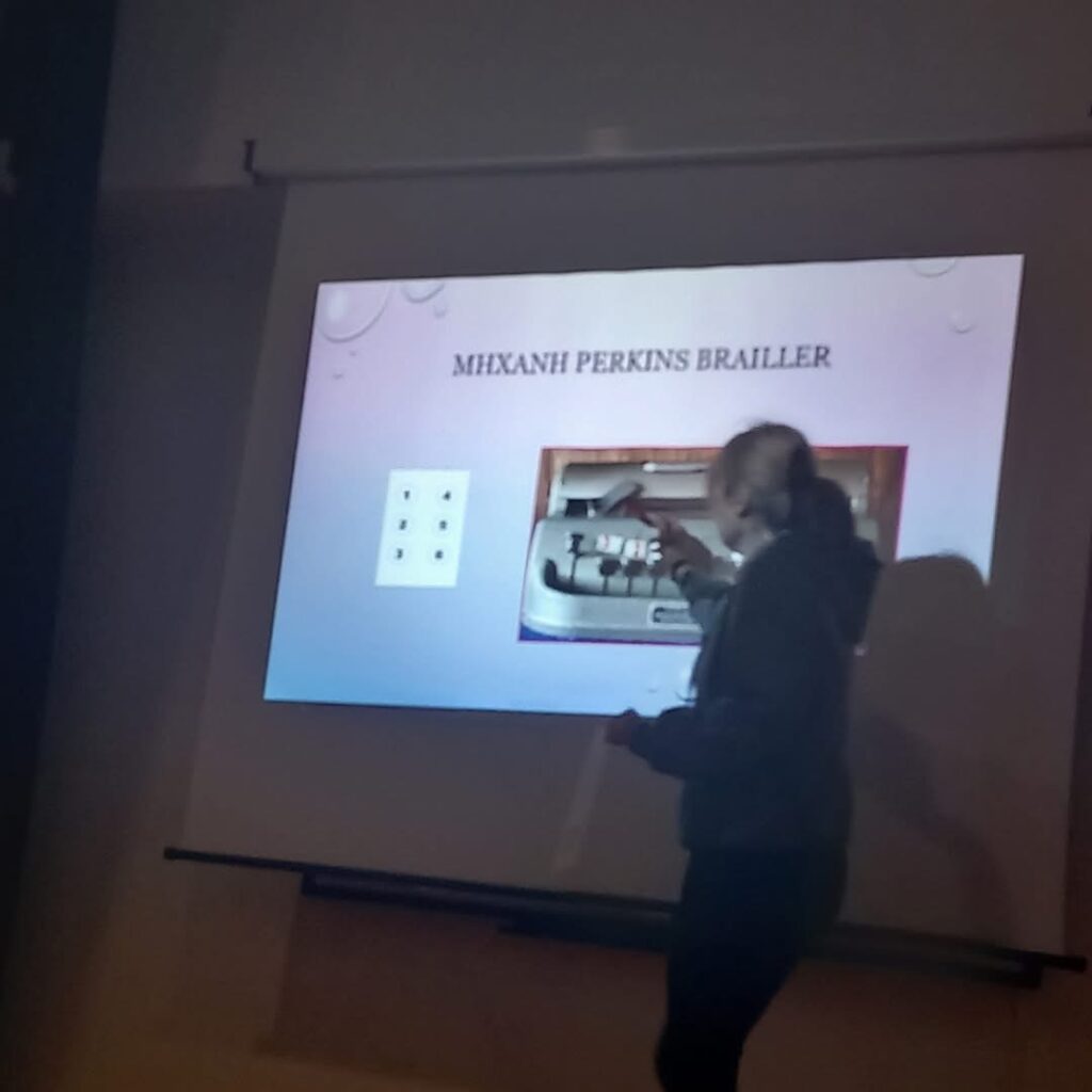 Οι μαθητές είχαν την ευκαιρία να γνωρίσουν από κοντά τον τρόπο εκπαίδευσης και υποστήριξης ατόμων με αναπηρία στην όραση, να ενημερωθούν για τη γραφή Braille, την καθημερινότητα τους, να γνωρίσουν   τις τεχνικές προσανατολισμού και κινητικότητας και να κατανοήσουν τη σημασία της αυτονομίας και ισότιμης συμμετοχής