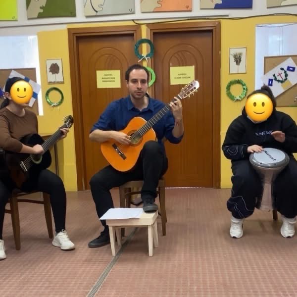 Το αφιέρωμα περιλάμβανε αναφορές στα εξέχοντα παραδείγματα των Σουλιωτισσών, Μεσολογγιτισσών, Ναουσαίων, Χιωτισσών, Μυημένων και Ευρωπαίων γυναικών, και διανθίστηκε από μουσική υπόκρουση, τραγούδι, παραδοσιακό χορευτικό μέρος, θρησκευτικό ύμνο, και ανάλογες εικαστικές δημιουργίες.