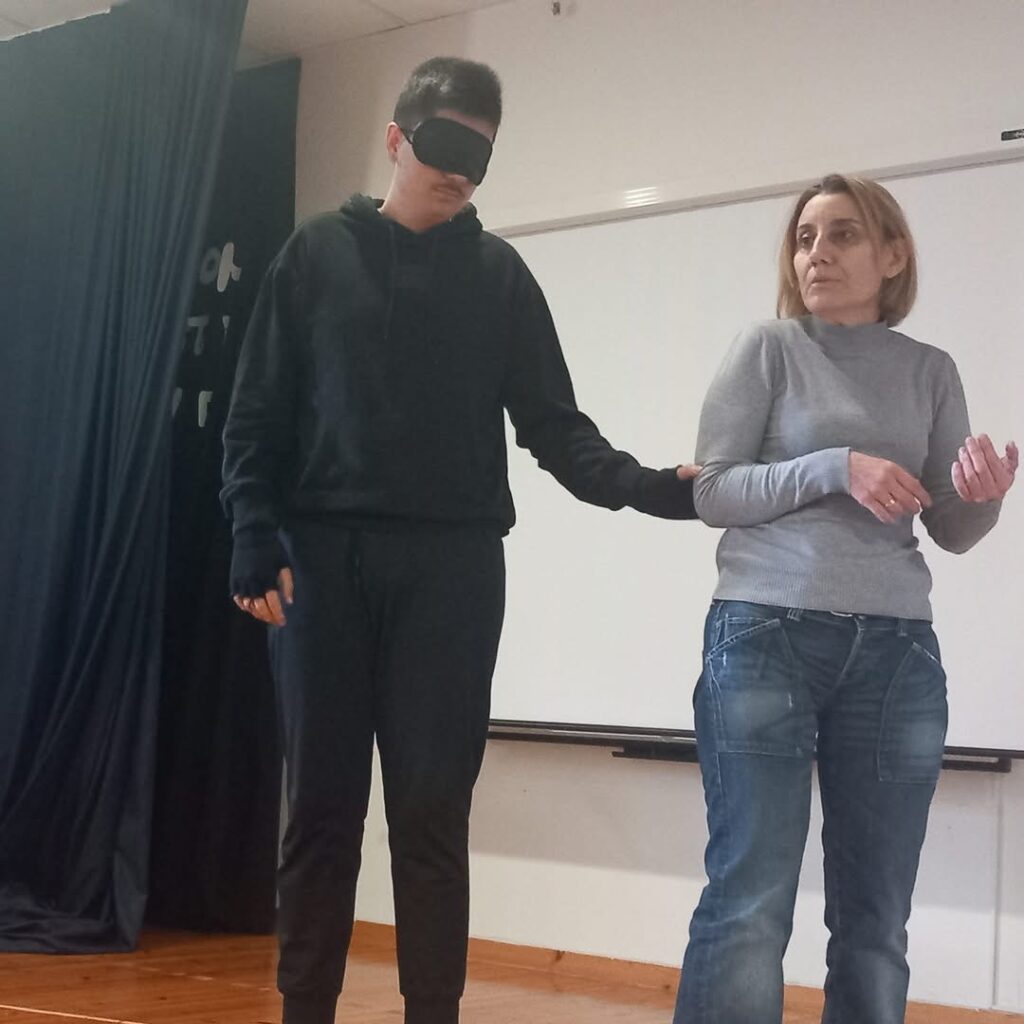 Οι μαθητές είχαν την ευκαιρία να γνωρίσουν από κοντά τον τρόπο εκπαίδευσης και υποστήριξης ατόμων με αναπηρία στην όραση, να ενημερωθούν για τη γραφή Braille, την καθημερινότητα τους, να γνωρίσουν   τις τεχνικές προσανατολισμού και κινητικότητας και να κατανοήσουν τη σημασία της αυτονομίας και ισότιμης συμμετοχής