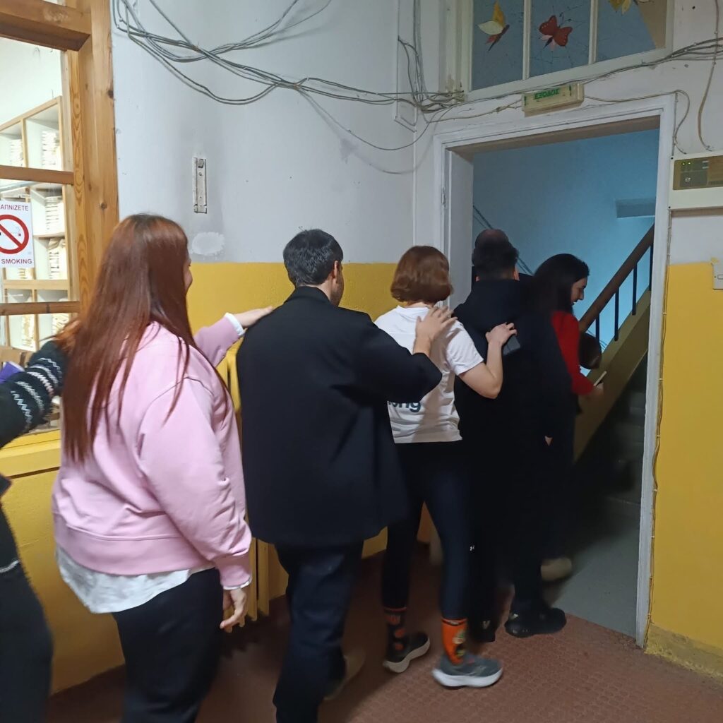 Οι μαθητές και οι εργαζόμενοι ενημερώθηκαν για την πρόληψη και τη σωστή αντιμετώπιση κινδύνων από σεισμό και φωτιά, ενώ πραγματοποιήθηκε και προσομοίωση σχεδίου εκκένωσης του κτιρίου, ενισχύοντας την ετοιμότητα και την ασφάλεια όλων των συμμετεχόντων