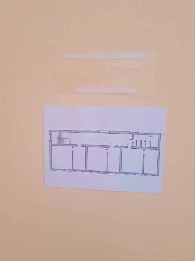 Αίθουσες διδασκαλίας του Ε.Ε.Ε.ΕΚ. ΣΑΛΑΜΙΝΑΣ με  πινακίδες σε γραφή braille.