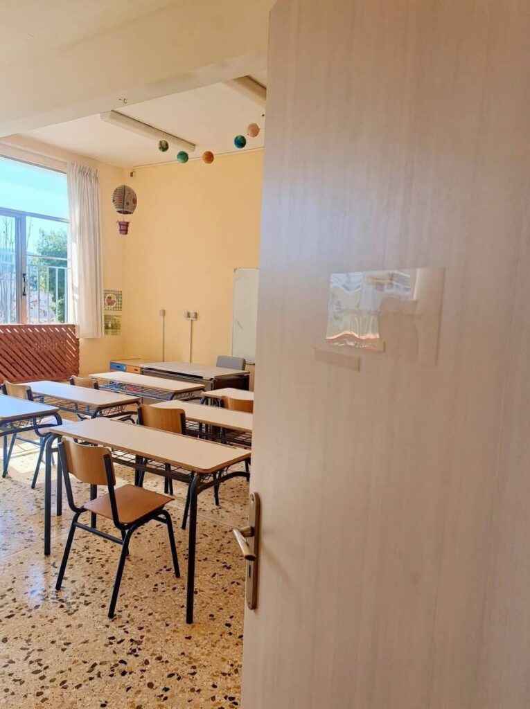 Αίθουσες διδασκαλίας του Ε.Ε.Ε.ΕΚ. ΣΑΛΑΜΙΝΑΣ με τις πινακίδες σε γραφή braille.