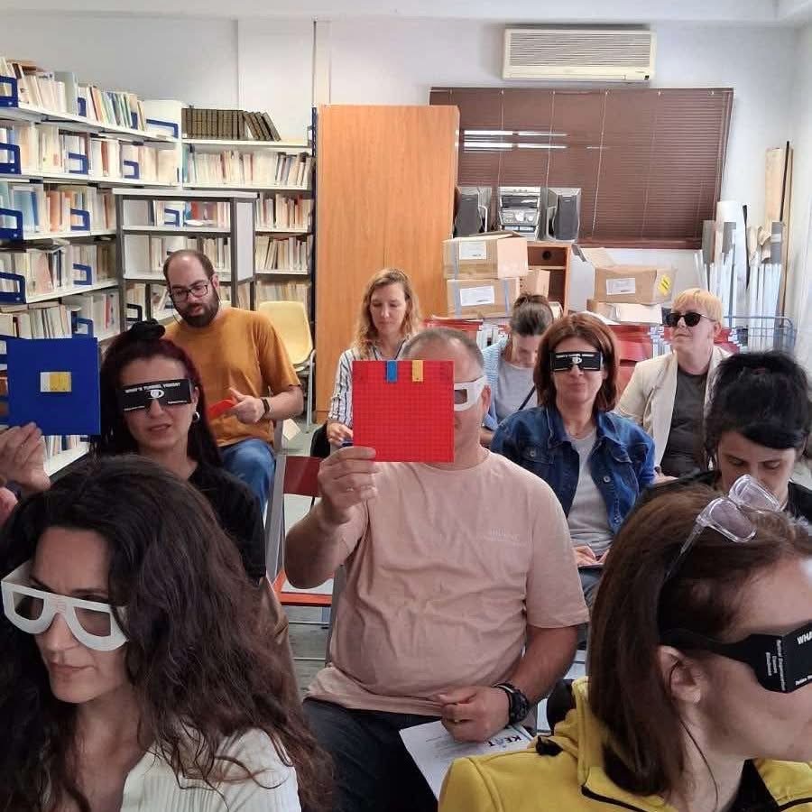 Οι δράσεις απευθύνθηκαν σε εκπαιδευτικούς, μαθητές σχολικών μονάδων, καθώς και σε εργαζόμενους Δήμων, Δομών Υγείας, Σωμάτων Ασφαλείας και τουριστικών επιχειρήσεων, με στόχο την ενίσχυση της γνώσης, της ενσυναίσθησης και της σωστής υποστήριξης των ατόμων με οπτική αναπηρία.