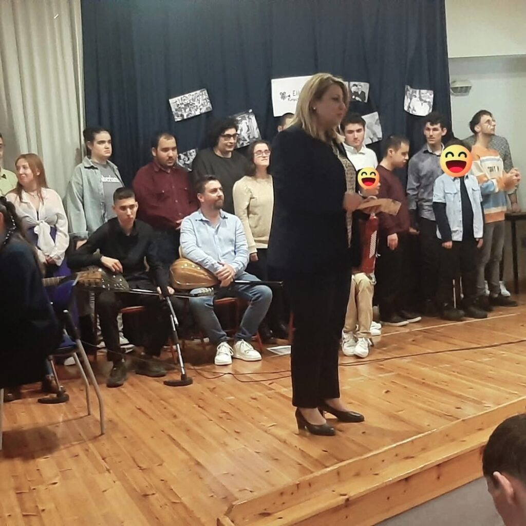 Μελωδίες από τον Ελληνικό Κινηματογράφο, χαμόγελα, συγκίνηση και όμορφες στιγμές γέμισαν την τελική γιορτή των μαθητών του Τμήματος Εκπαίδευσης του ΚΕΑΤ και των ωφελούμενων του ΚΔΑΠ AμεA « Μ.Λεωτσάκου» τη Δευτέρα 4 Μαΐου 2026 στη Κεντρική Υπηρεσία του ΚΕΑΤ στη Καλλιθέα.