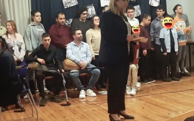 Μελωδίες από τον Ελληνικό Κινηματογράφο, χαμόγελα, συγκίνηση και όμορφες στιγμές γέμισαν την τελική γιορτή των μαθητών του Τμήματος Εκπαίδευσης του ΚΕΑΤ και των ωφελούμενων του ΚΔΑΠ AμεA « Μ.Λεωτσάκου» τη Δευτέρα 4 Μαΐου 2026 στη Κεντρική Υπηρεσία του ΚΕΑΤ στη Καλλιθέα.