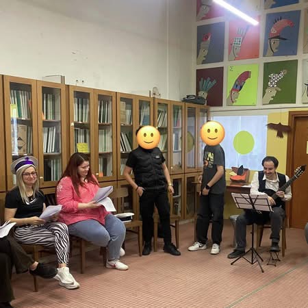 Στιγμιότυπο από την σκηνή με τους μαθητές και τους καθηγητές.