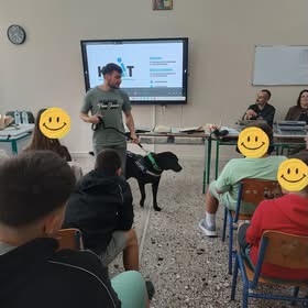 Στιγμιότυπο από την παρουσίαση με τον σκύλο οδηγό. 