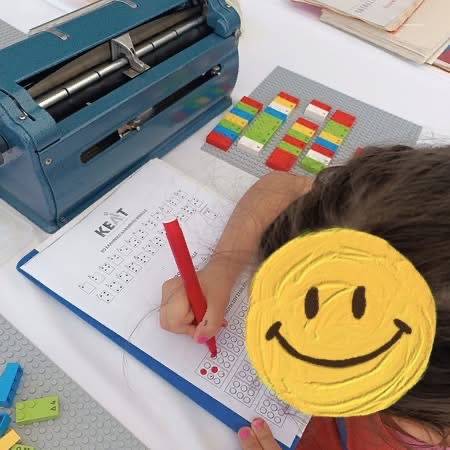 Παρουσίαση της γραφής Braille σε μικρή επισκέπτρια.