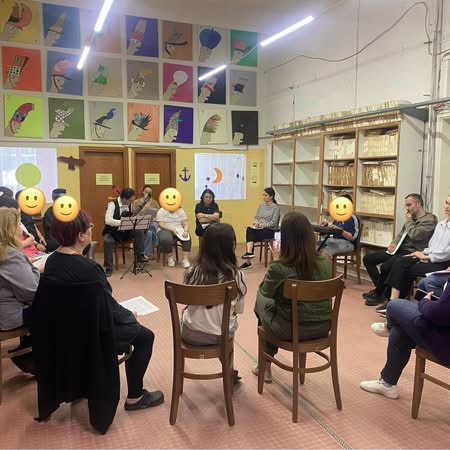 Στιγμιότυπο από την σκηνή με τους μαθητές, τους καθηγητές και τους παραβρισκόμενους.