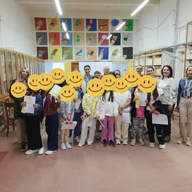 image1 Στο πλαίσιο της Δράσης Ευαισθητοποίησης για τα Άτομα με Αναπηρία Όρασης, που διοργανώνει το ΚΕΑΤ, τον μήνα Μάιο επισκέφτηκαν το Παράρτημα του ΚΕΑΤ στη Θεσσαλονίκη μαθητές από το Δημοτικό Σχολείο Φλαμουριάς Έδεσσας και από το 4ο Γυμνάσιο Κατερίνης. - Στιγμιότυπο με όλους τους μαθητές και τους εκπαιδευτικούς.