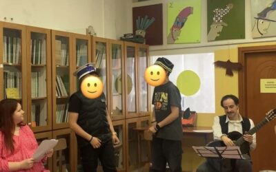 Μαθητές και οι καθηγητές συνεργάστηκαν δημιουργικά και παρουσίασαν ένα ξεχωριστό αφιέρωμα γεμάτο μουσική και στιγμές εμπνευσμένες από αγαπημένες ελληνικές ταινίες που άφησαν εποχή. - στιγμιότυπο από την σκηνή.