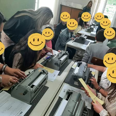 Στιγμιότυπο από την εκμάθηση γραφής Braille στους μαθητές.
