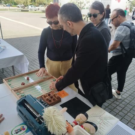 Παρουσίαση των δραστηριοτήτων - παιχνιδιών σε βλέποντες και μη παραβρισκόμενους.