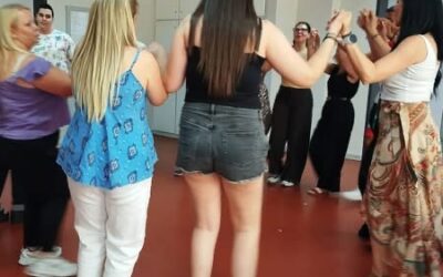 Οι μαθητές διασκεδάζουν και χορεύουν στο πάρτι της λήξης.