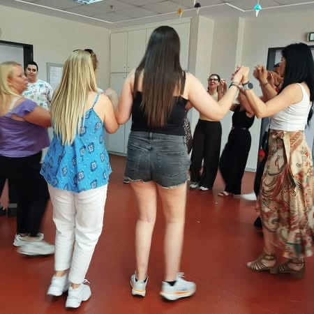 Οι μαθητές διασκεδάζουν και χορεύουν στο πάρτι της λήξης.
