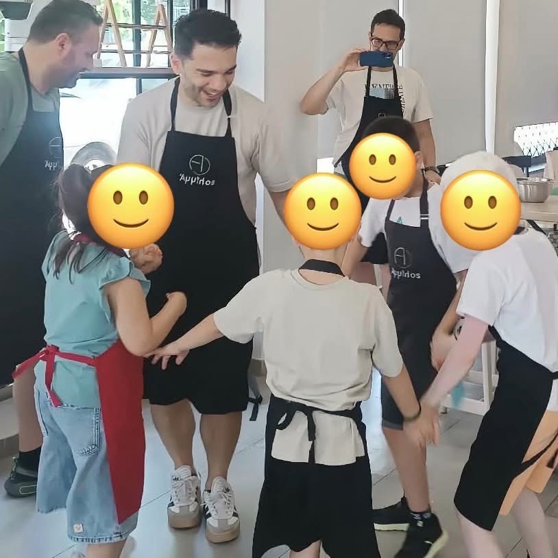 μαθητές χορεύουν σε κύκλο με την ολοκλήρωση της δράσης.