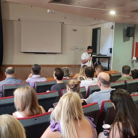 ο κ. Χρήστος Καρνάβας υπεύθυνος ποιοτικού ελέγχου μιλάει για το ντοκυμαντέρ.