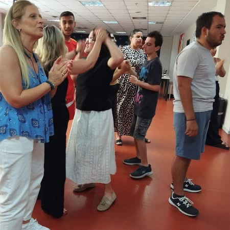 Μαθητές και εκπαιδευτικοί διασκεδάζουν.