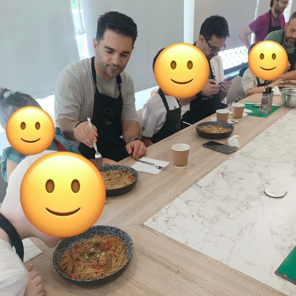 ωφελούμενοι και γονείς δοκιμάζουν noodles  λαχανικά