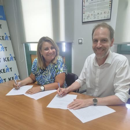 Η σύμβαση υπογράφηκε από τη Διοικήτρια και Πρόεδρο του Διοικητικού Συμβουλίου του Κ.Ε.Α.Τ., κα Σοφία-Λευκή Χαμονικολάου, και τον Πρόεδρο του Κέντρου Κοινωνικής Πρόνοιας Περιφέρειας Αττικής, κ. Γιάννο Λιβανό.