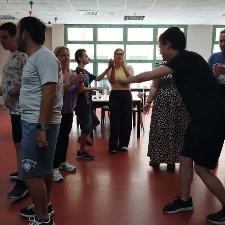 Οι μαθητές χορεύουν.