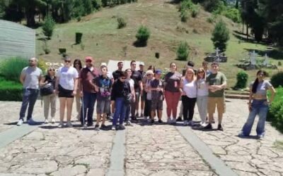 2. Φωτογραφία των μαθητών μπροστά στο Ολοκαύτωμα των Καλαβρύτων