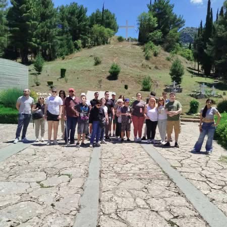 image3 2. Φωτογραφία των μαθητών μπροστά στο Ολοκαύτωμα των Καλαβρύτων