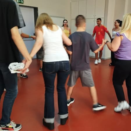 Μαθητές και εκπαιδευτικοί διασκεδάζουν