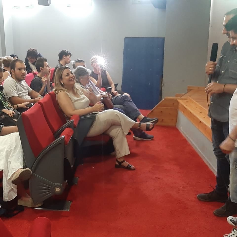 ωφελούμενοι, εργαζόμενοι της Κεντρικής Υπηρεσίας του ΚΕΑΤ και η Διοικήτρια Σοφία Λευκή Χαμονικολάου είχαν την ευκαιρία να παρακολουθήσουν στο Αμφιθέατρο του ΚΕΑΤ το ντοκιμαντέρ «Τα Νυχτολούλουδα»