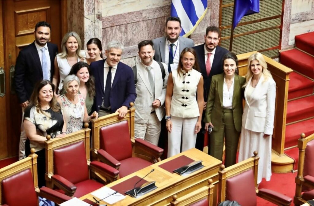 Η Υπουργός Κοινωνικής Συνοχής και Οικογένειας, κ. Δόμνα Μιχαηλίδου, ο Υπουργός Επικρατείας, κ. Άκη Σκέρτσο, οι Γενικοί Γραμματείς, κ. Κωνσταντίνος Μεγαρίτης και κ. Κωνσταντίνος Γλουμής, καθώς και η ομάδα του Υπουργείου στην βουλή, για την υλοποίηση μιας μεταρρύθμισης με ουσιαστικό κοινωνικό αποτύπωμα