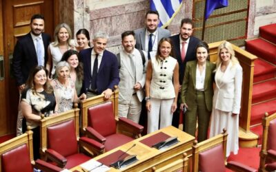 Η Υπουργός Κοινωνικής Συνοχής και Οικογένειας, κ. Δόμνα Μιχαηλίδου, ο Υπουργός Επικρατείας, κ. Άκη Σκέρτσο, οι Γενικοί Γραμματείς, κ. Κωνσταντίνος Μεγαρίτης και κ. Κωνσταντίνος Γλουμής, καθώς και η ομάδα του Υπουργείου στην βουλή, για την υλοποίηση μιας μεταρρύθμισης με ουσιαστικό κοινωνικό αποτύπωμα